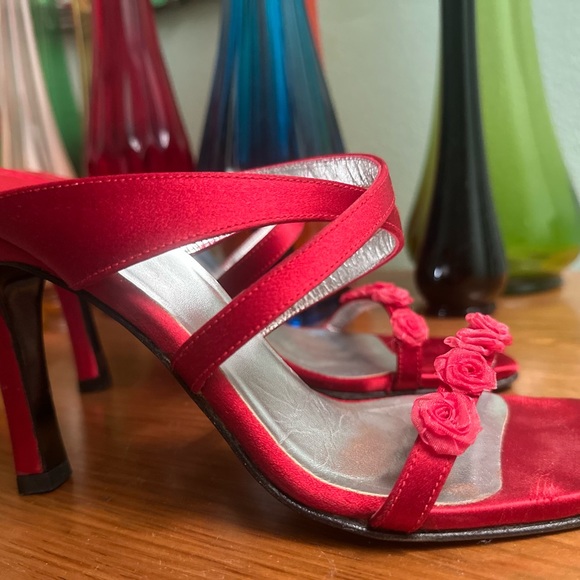 Vintage Red Charles Jourdan Paris Strappy Satin Sandals Heels Size 6 1/2 Roses - Picture 11 of 13